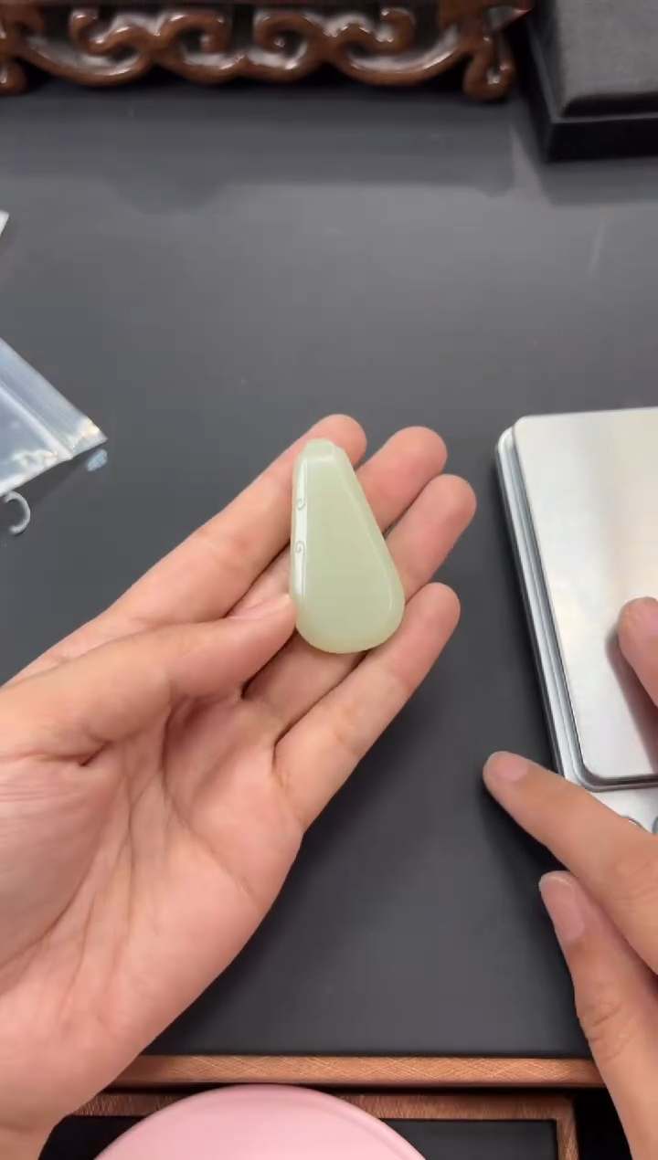 【闪购商品】和田玉吊坠(赠链)未镶嵌且末微色差迪克兰吊坠