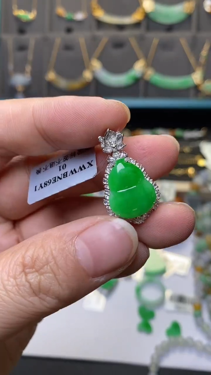 颈饰18K金镶嵌翡翠40077