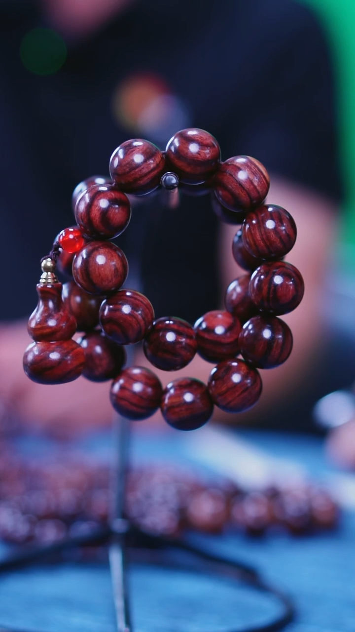 黄花梨/降香黄檀海南黄花梨直纹顺纹1.8手串（手持）