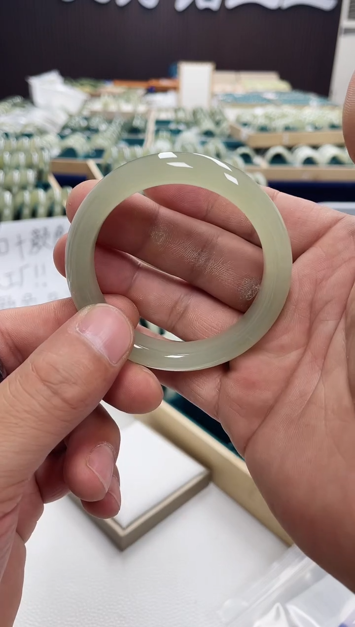 和田玉手镯未镶嵌和田玉手镯