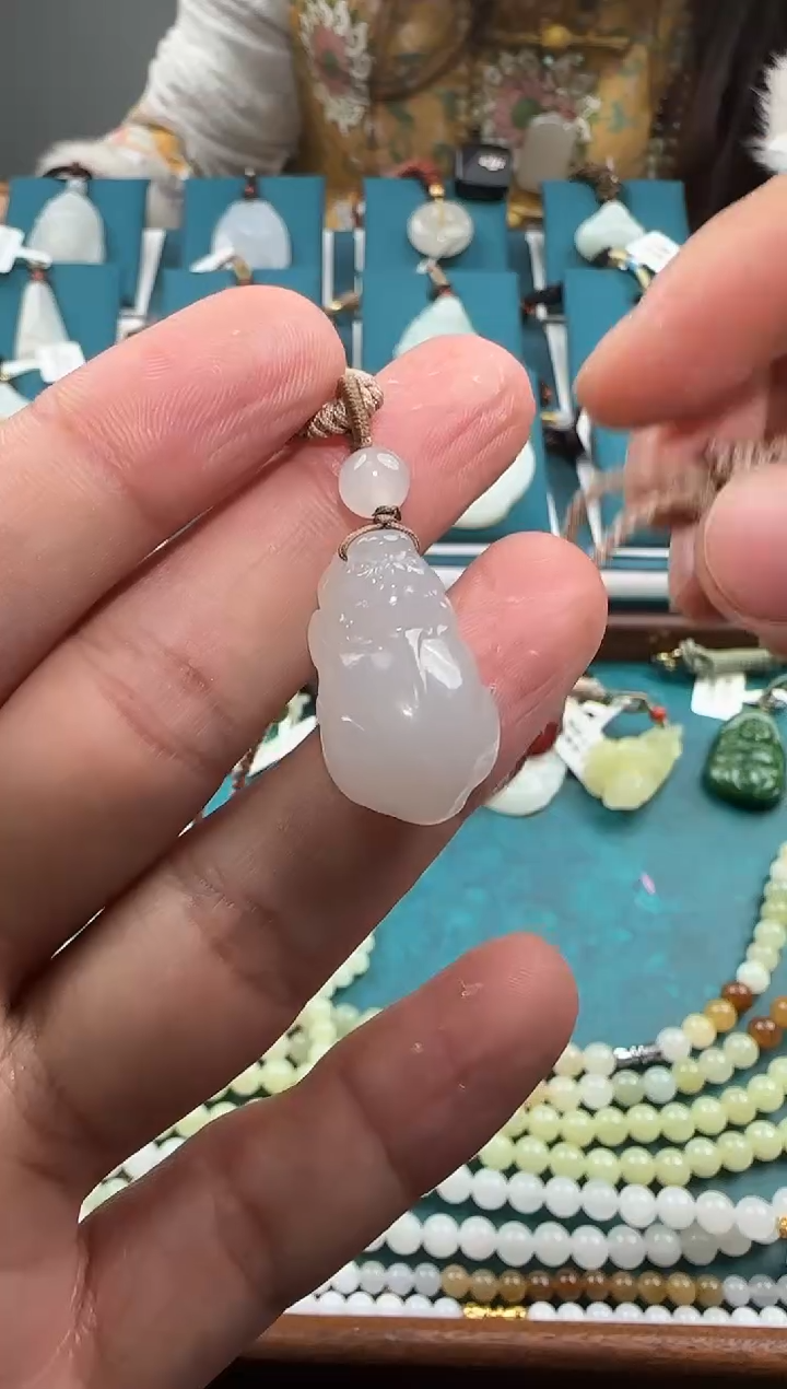 颈饰未镶嵌和田玉吊坠 LR