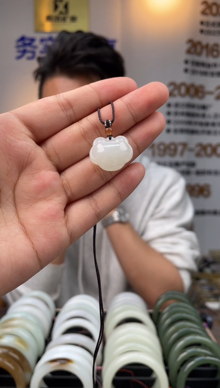 颈饰未镶嵌和田玉白胶猫如意锁吊坠一件