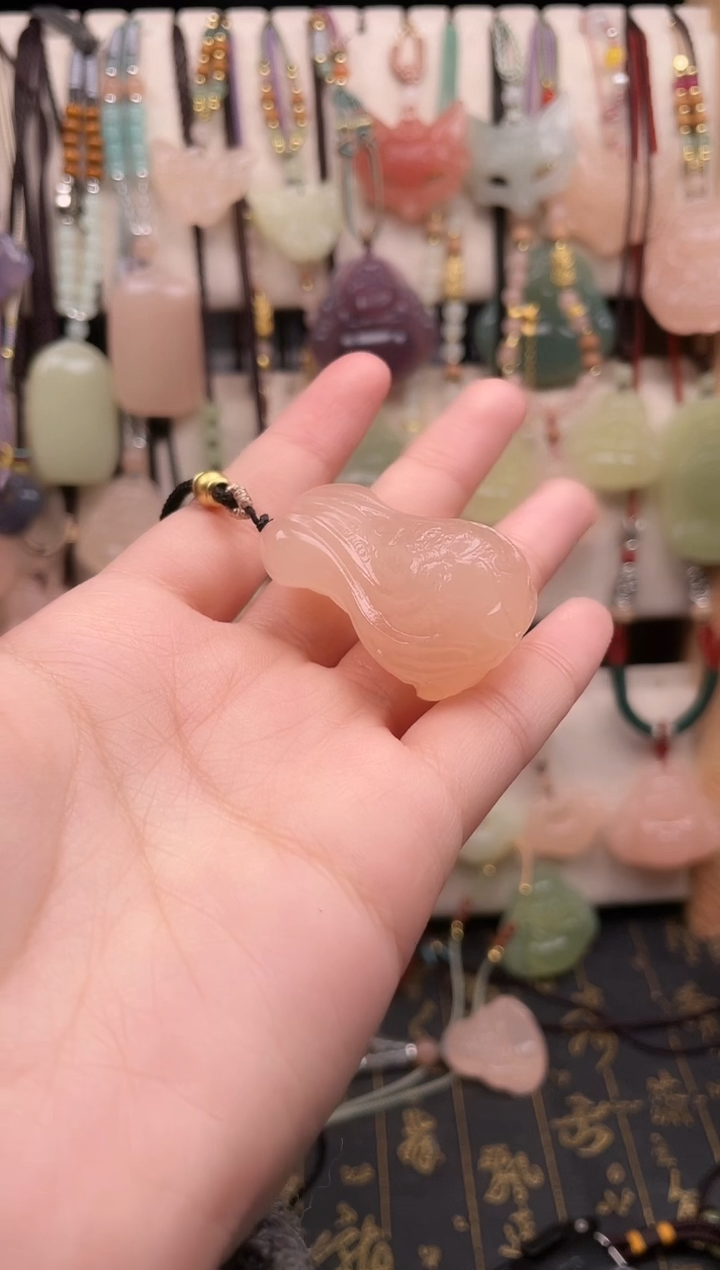 吊坠(赠链)未镶嵌石英质玉天然冰藕粉白菜吊坠