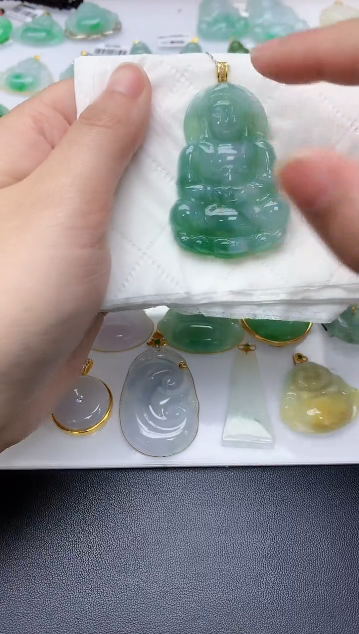 颈饰18K金镶嵌翡翠天然A货