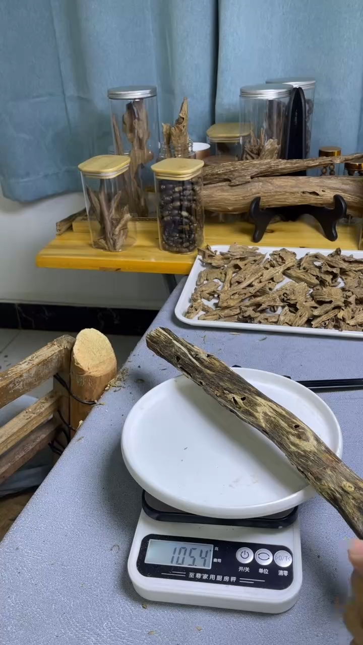 沉香沉香碎屑蓝宝石品种105克