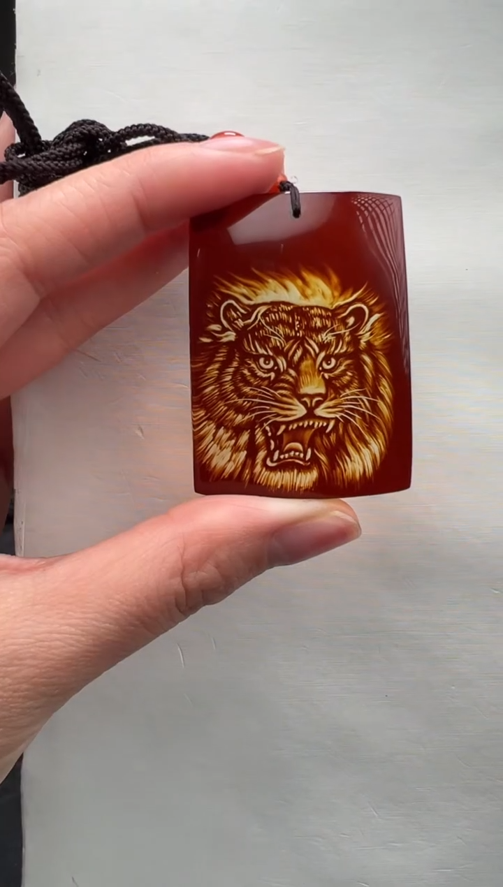 琥珀颈饰未镶嵌老虎