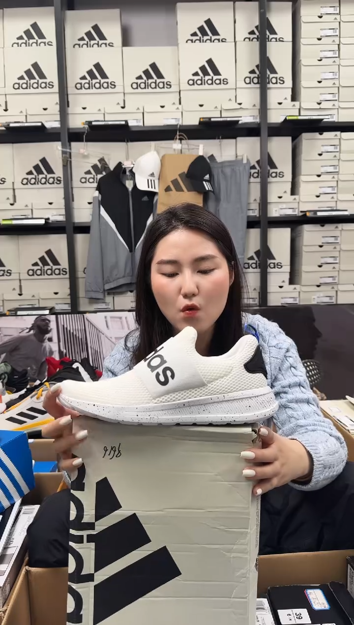 【闪购商品】40.5 阿迪达斯正品一脚蹬 假一赔十