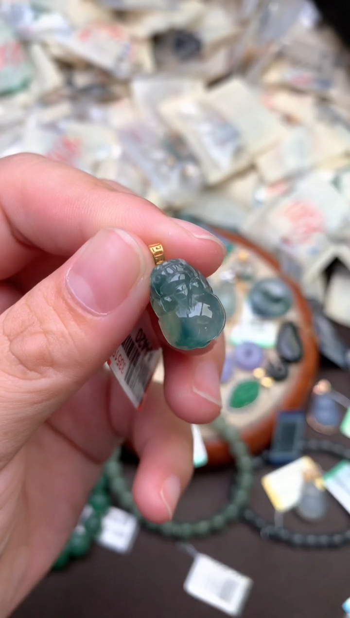 18K金镶嵌挂件翡翠— 