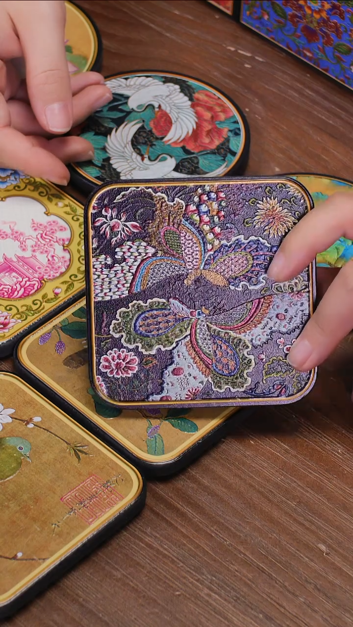 壹藏贰宝蝶恋花图案杯垫一片