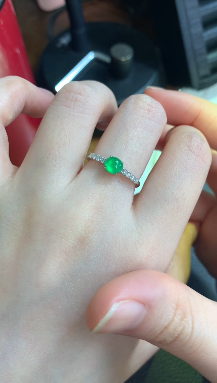 【闪购商品】翡翠戒指18K金镶嵌绿蛋面戒指