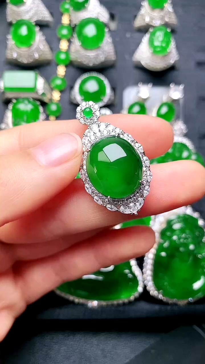 【闪购商品】翡翠吊坠(赠链)未镶嵌吊坠