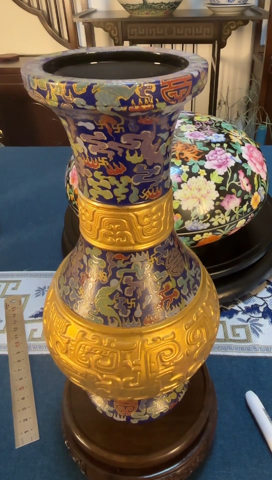 瓶珐琅彩雕刻金瓶子