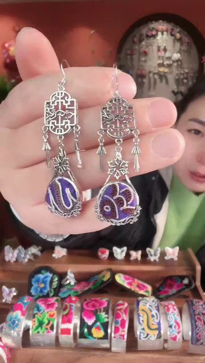 织绣手工苗绣刺绣饰品15