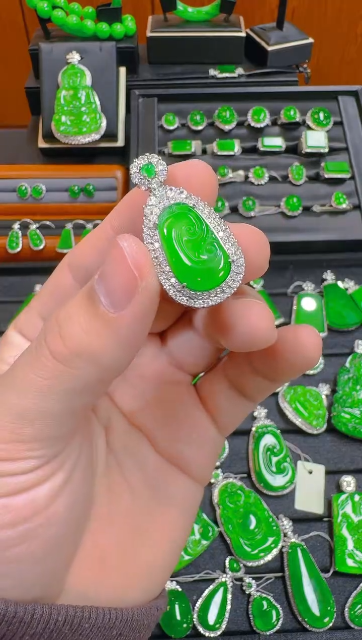 【闪购商品】翡翠吊坠(赠链)未镶嵌天然A货翡翠