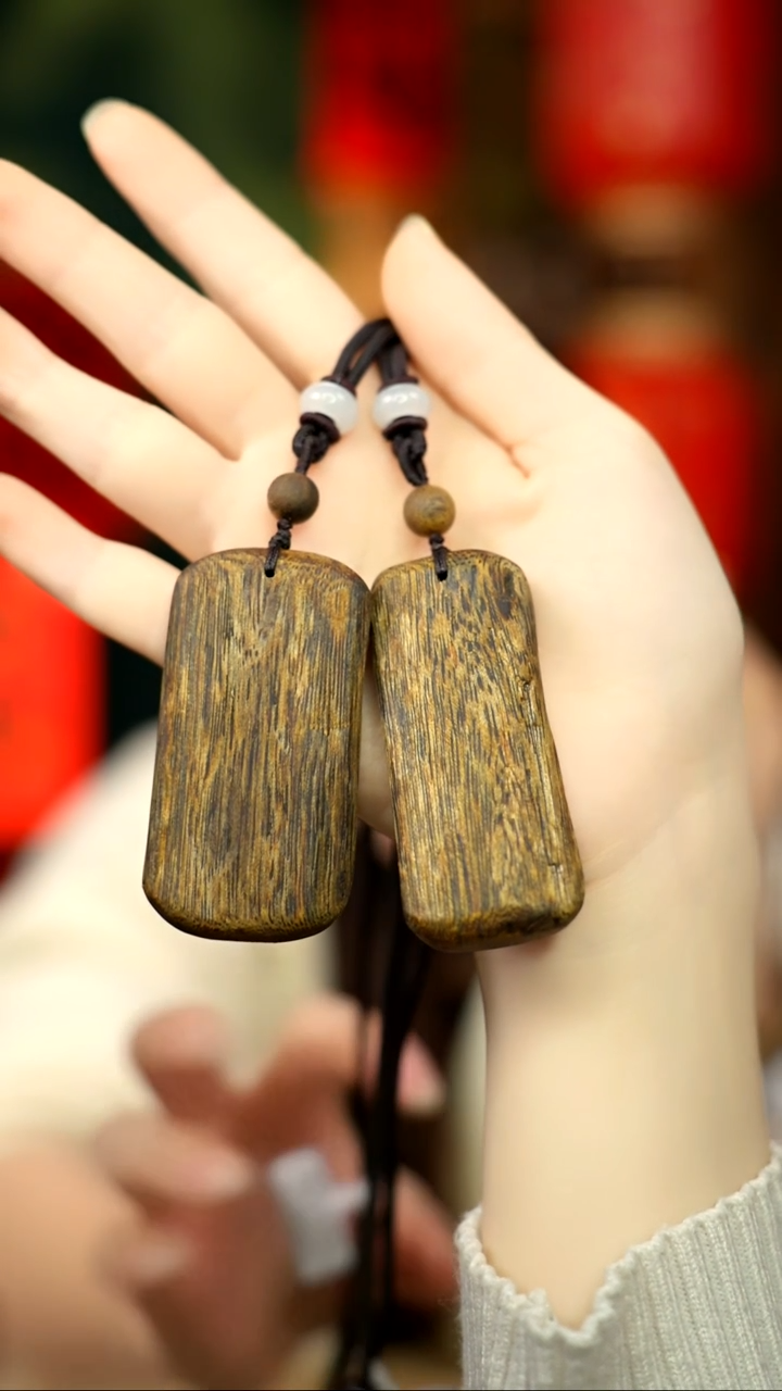 【闪购商品】沉香吊坠青霞 乌身无事牌多样性发其一