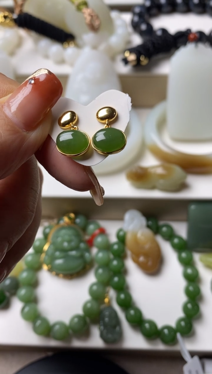 颈饰未镶嵌和田玉如**馨耳钉