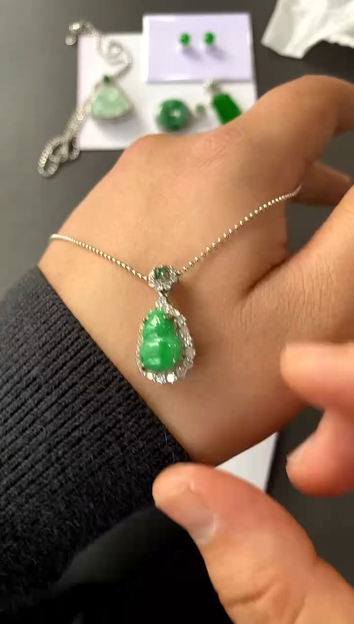 【闪购商品】翡翠吊坠(赠链)银S925镶嵌买断价