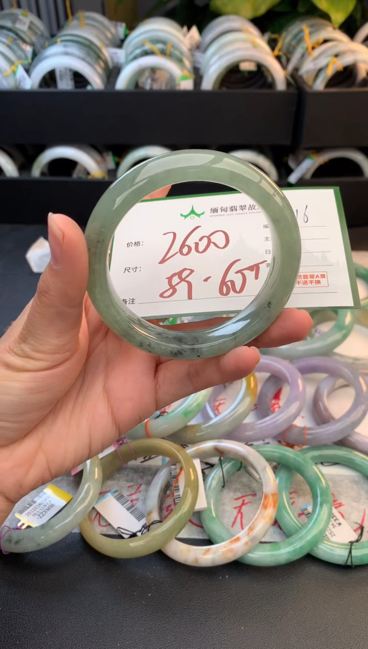 未镶嵌定制翡翠毛货需精细抛光+多人