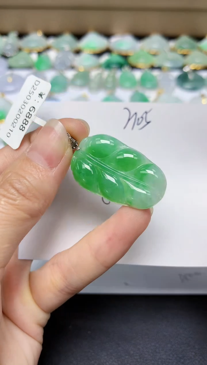 翡翠18K金镶嵌颈饰天然翡翠A货