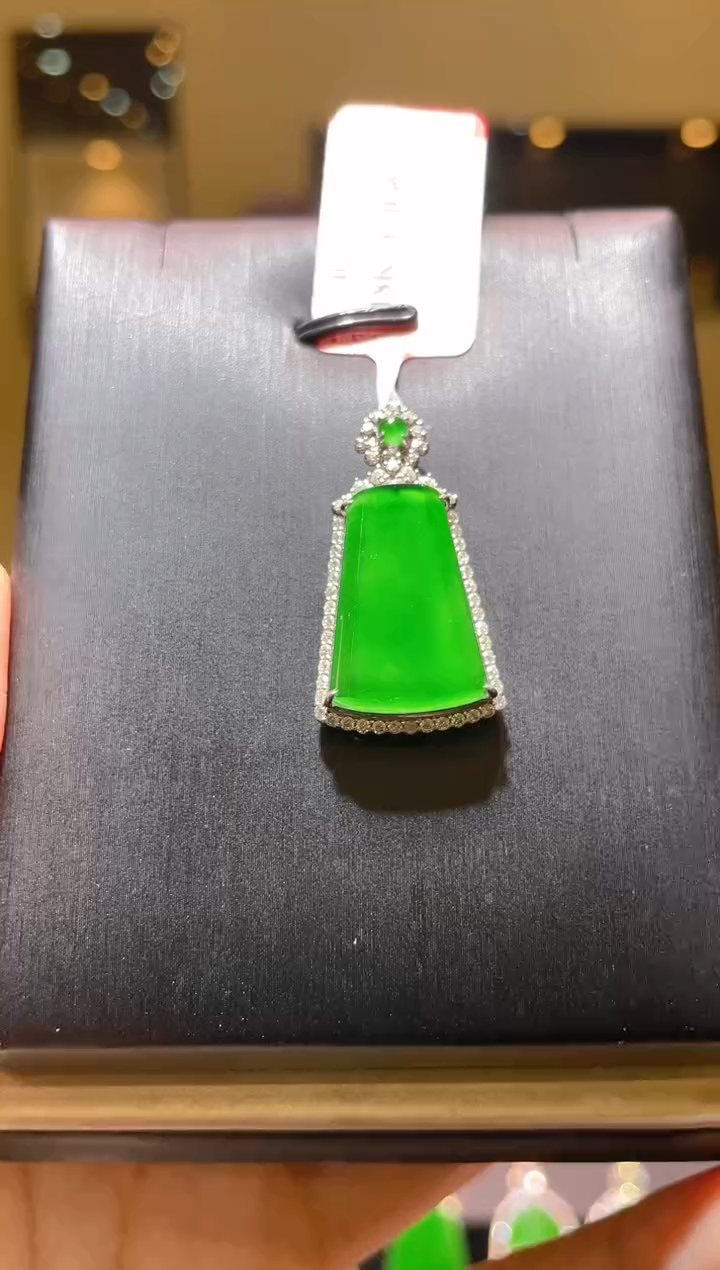 【闪购商品】翡翠吊坠(赠链)18K金镶嵌A86