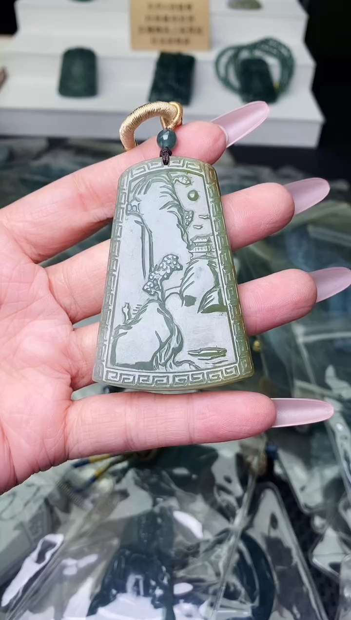 颈饰未镶嵌翡翠 