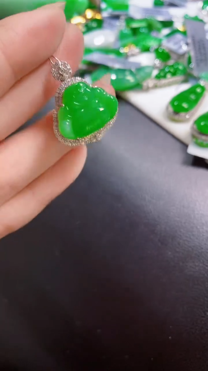 颈饰18K金镶嵌翡翠佛