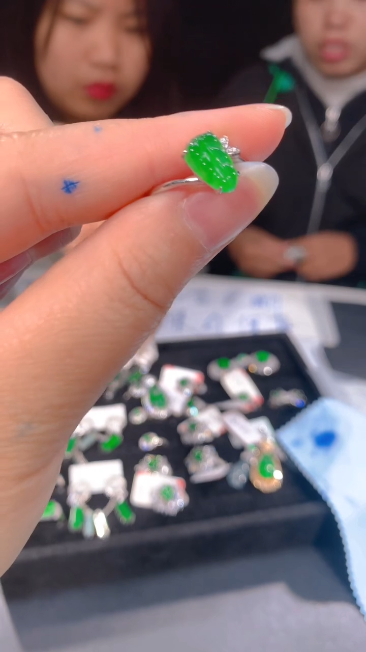 【闪购商品】定制翡翠18K金镶嵌44定制翡翠，多样性发货（发其一）