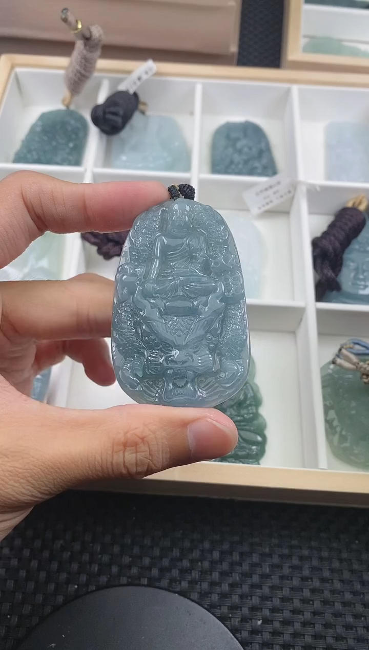 翡翠未镶嵌颈饰 