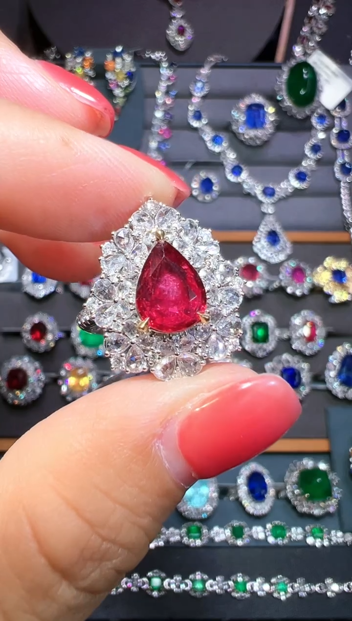 18K金镶嵌戒指红宝石AIGS 无烧鸽血红 2.2克拉