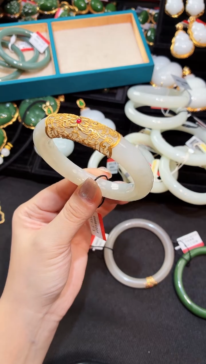 18K金镶嵌手镯和田玉56-58圈口多样性发一Z