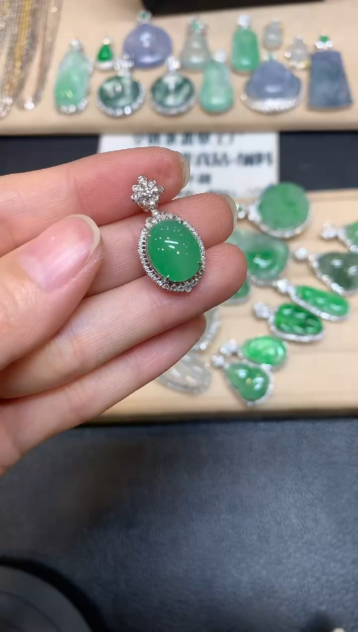 【闪购商品】翡翠颈饰18K金镶嵌蛋面【无服务费】