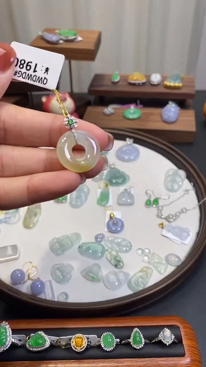 【闪购商品】翡翠颈饰18K金镶嵌甜甜圈