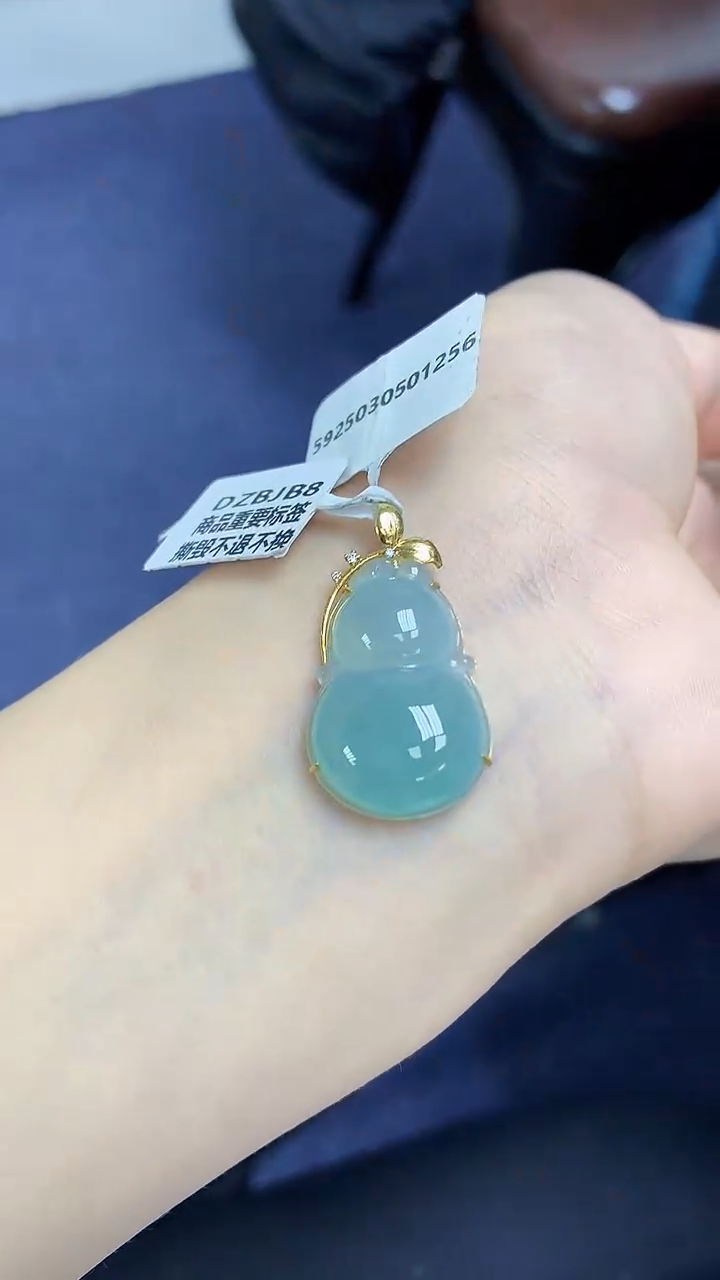 翡翠18K金镶嵌颈饰天然缅甸翡翠A货