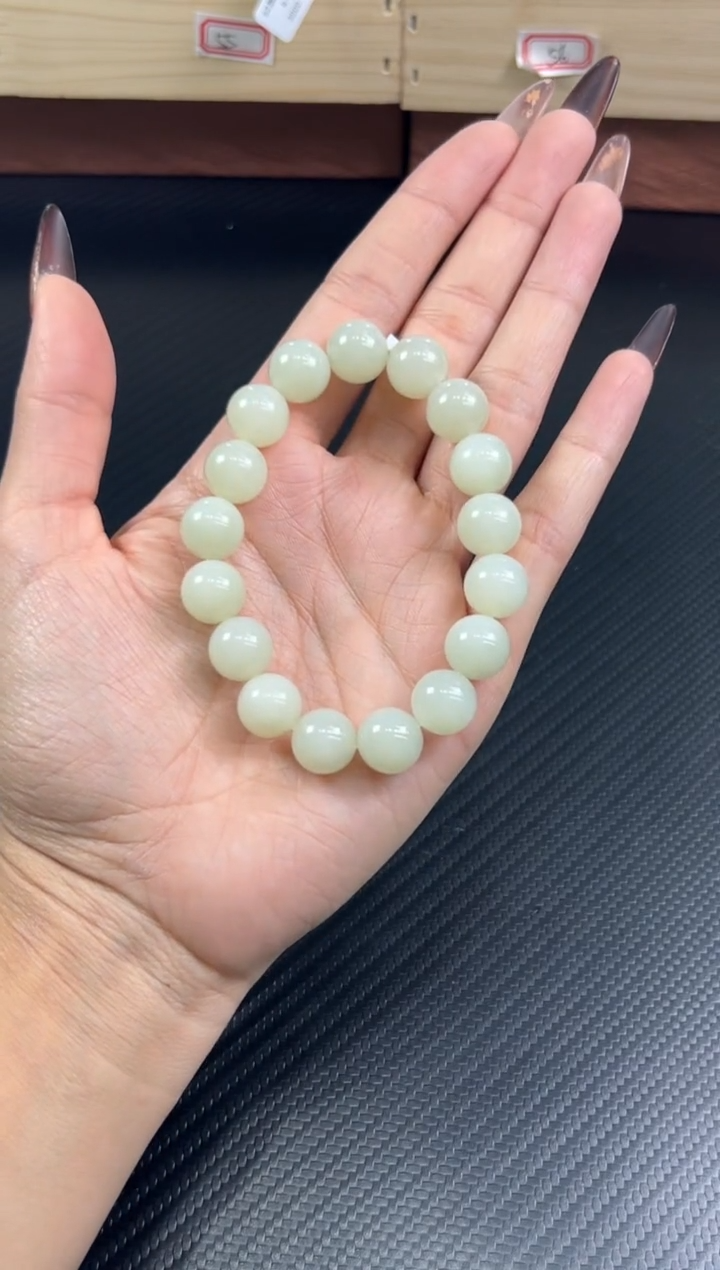 未镶嵌手串和田玉一***?于田微色差卡12k
