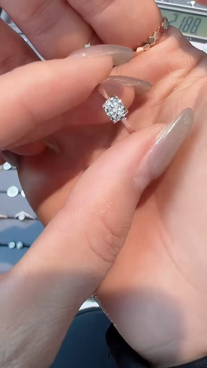 【闪购商品】钻石戒指/指环18K金镶嵌戒指