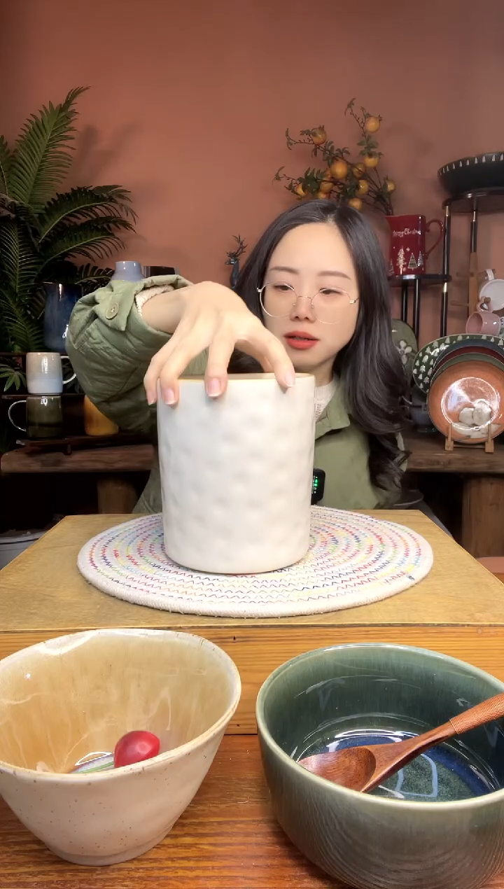 陶瓷手捏纹直筒罐子  微瑕疵