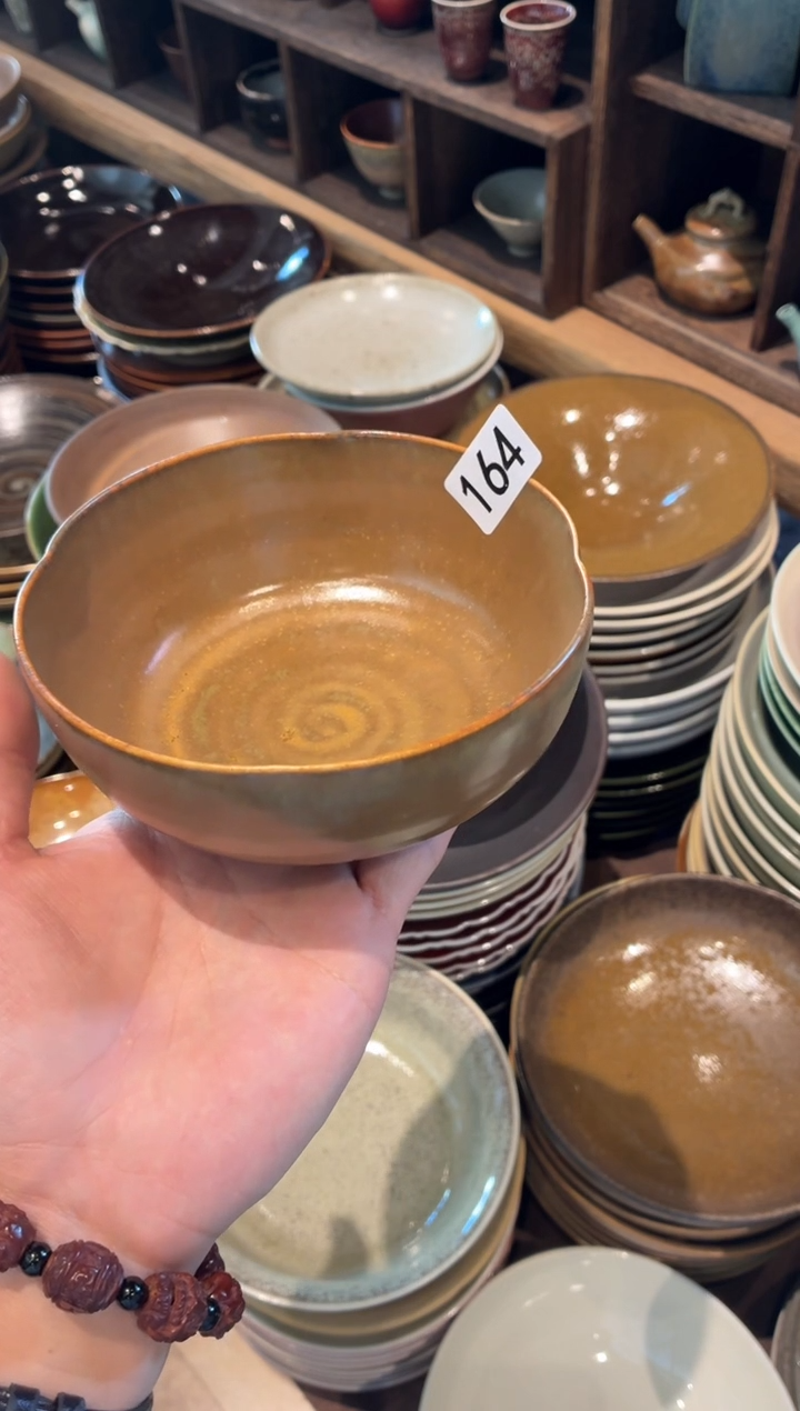 瓷片莫*急164  微瑕棕色手工碗1个
