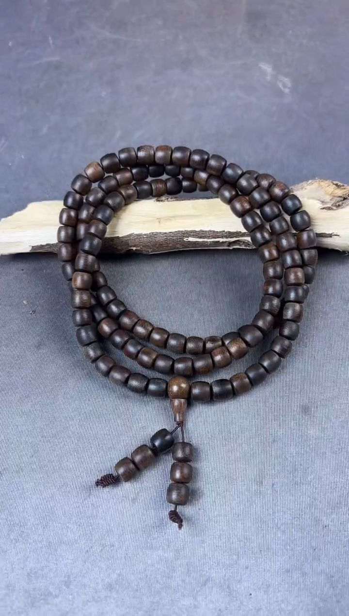 沉香沉香碎屑+富森红土09鼓珠多圈沉61克+多样性发一