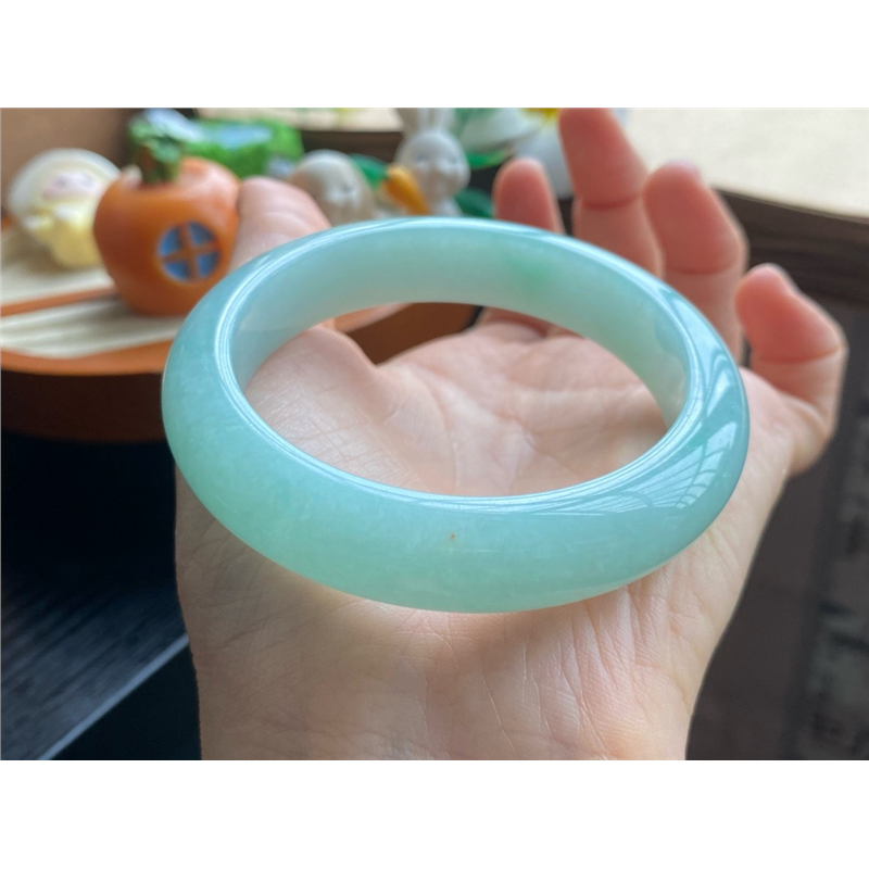 天然翡翠10.24批9798号54-12.5-8.7整体都是绿绿的果天然翡翠手镯