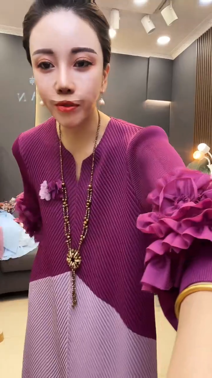 聚酯纤维（涤纶）玫紫色盘花裙