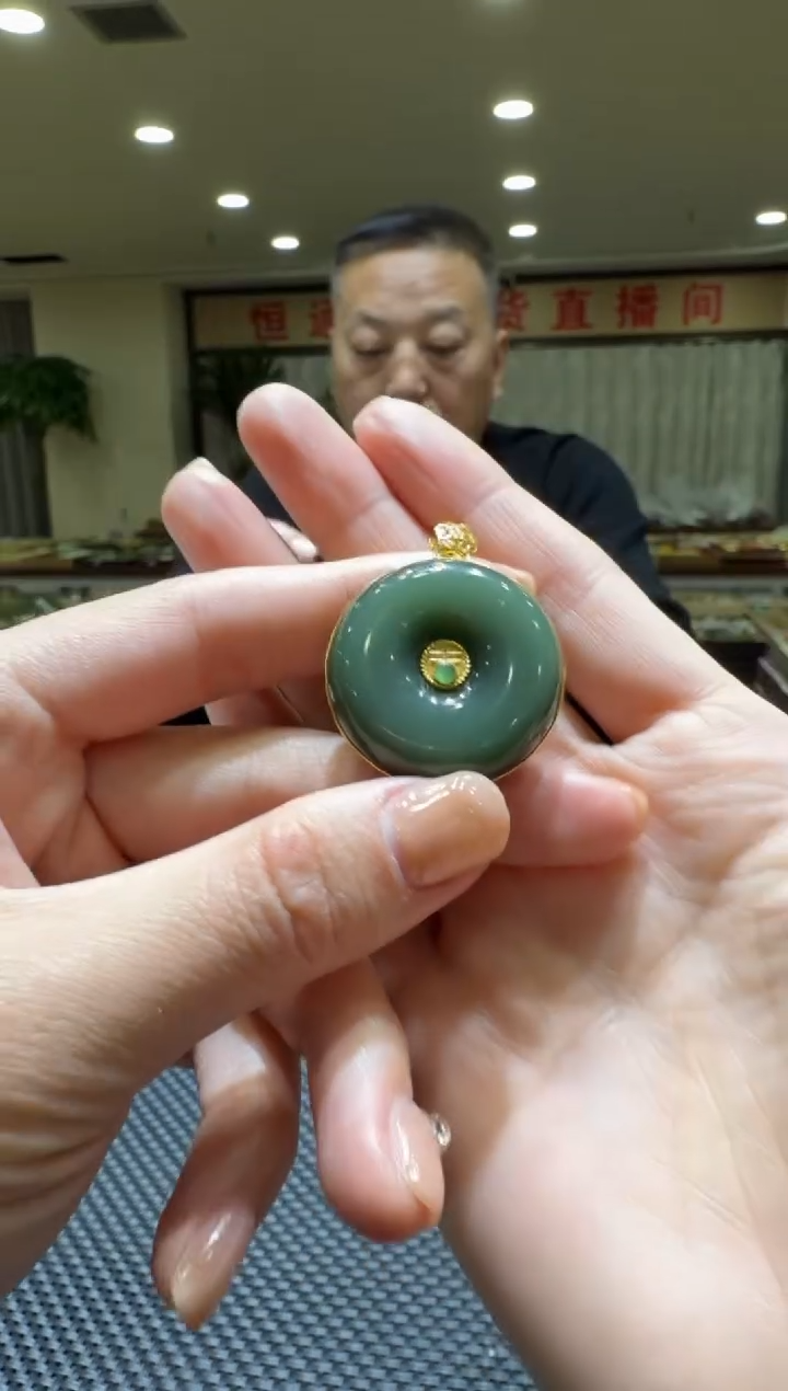 颈饰18K金镶嵌和田玉挂件