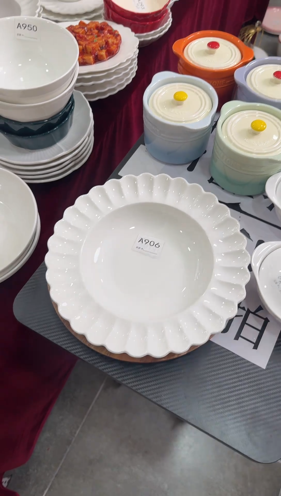 摆件陶A906  微瑕 10.5英寸花瓣草帽盘