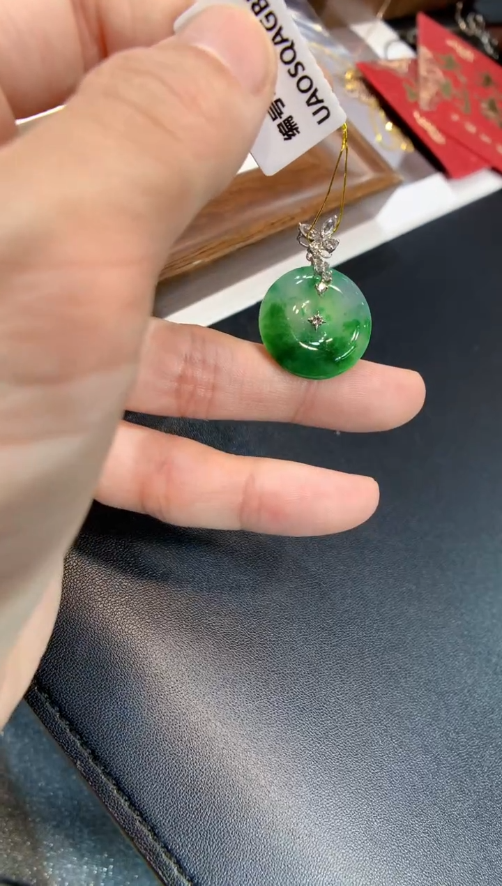 颈饰18K金镶嵌翡翠平安扣