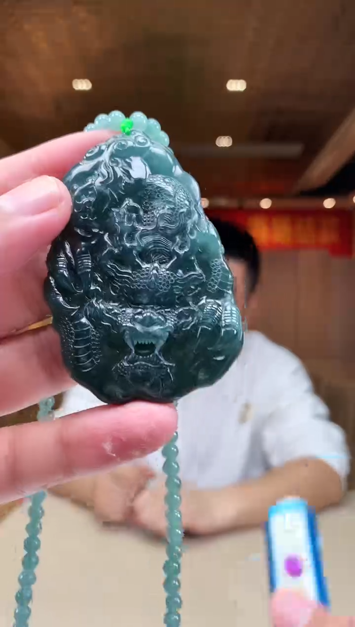 翡翠未镶嵌颈饰             *108