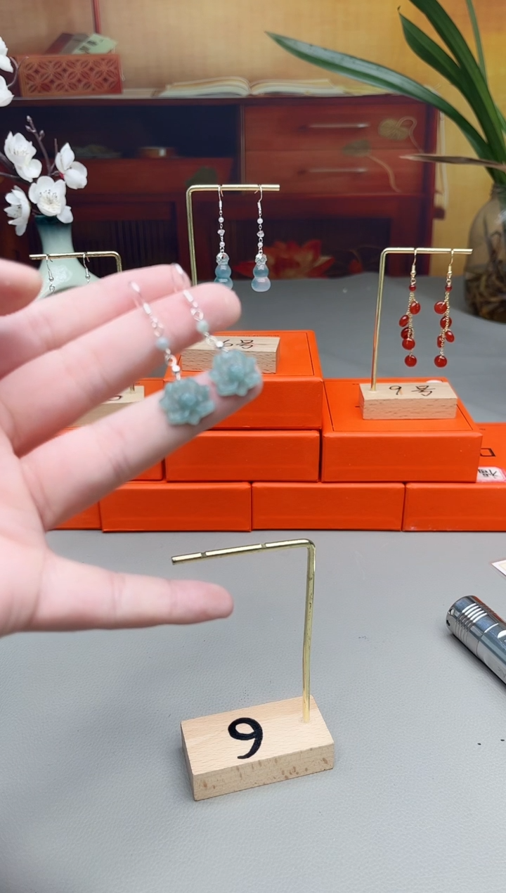 未镶嵌翡翠耳饰翡翠雕刻牡丹花