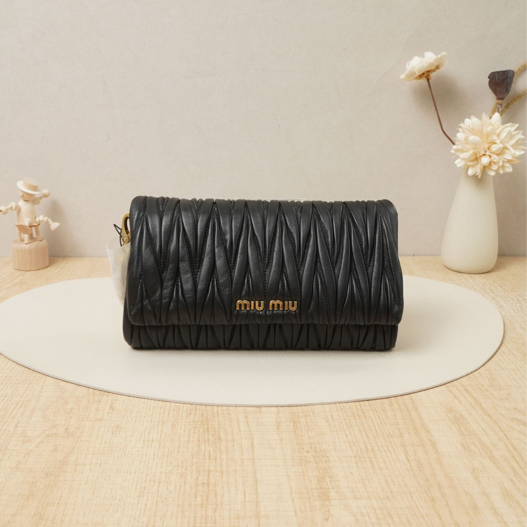 95新 MIU MIU/缪缪 缪缪褶皱单肩包黑金羊皮/DS042659