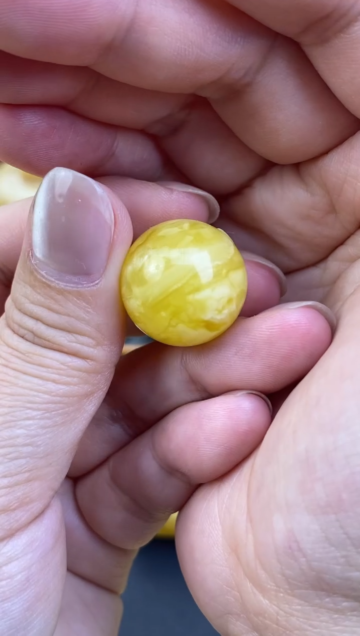 未镶嵌琥珀裸石月.48