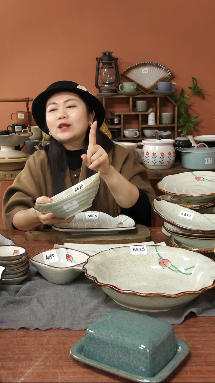 陶瓷A490   一只陶瓷荷花小元宝碗可能微瑕