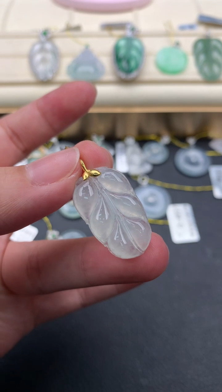 翡翠18K金镶嵌颈饰W697