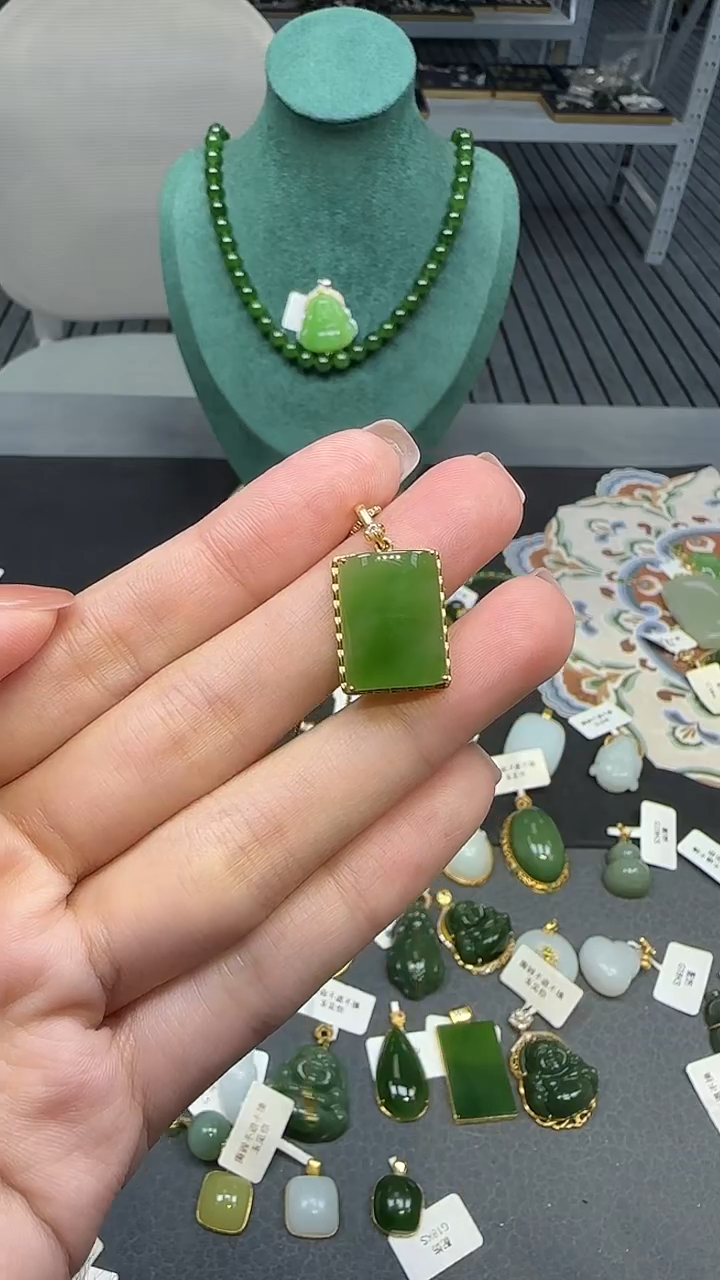 18K金镶嵌和田玉挂件 不含链